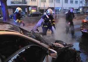 Hasiči likvidovali požár auta v Břevnově.
