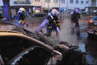 Ranní požár auta v Břevnově: Oheň poničil lampu, škoda je půl milionu