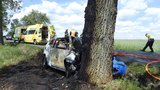 Vážná bouračka na Tachovsku: Auto po nárazu do stromu shořelo, čtyři lidé se zranili