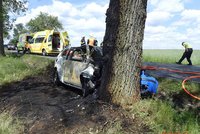 Vážná bouračka na Tachovsku: Auto po nárazu do stromu shořelo, čtyři lidé se zranili