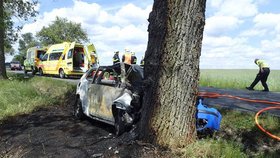 Auto po nárazu do stromu začalo hořet, oheň ho zcela zničil.