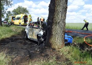 Auto po nárazu do stromu začalo hořet, oheň ho zcela zničil.