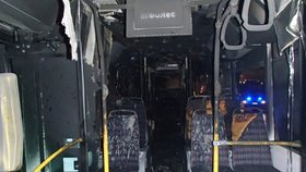 Autobus v Mladých Bukách shořel za jízdy: Řidič skončil v nemocnici.