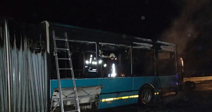 Autobus v Mladých Bukách shořel za jízdy: Řidič skončil v nemocnici.