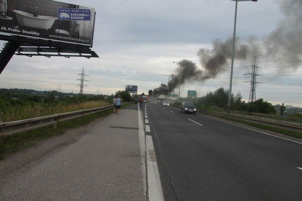 V Praze shořel autobus: Cestující museli do cíle dojet stopem.