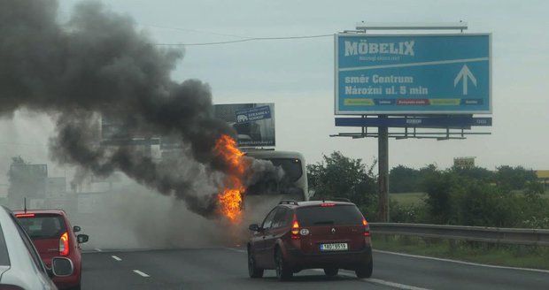 V Praze shořel autobus: Cestující museli do cíle dojet stopem