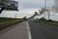 Na Pražském okruhu hořelo auto. Byl tu uzavřený pravý jízdní pruh