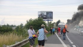 V Praze shořel autobus: Cestující museli do cíle dojet stopem.