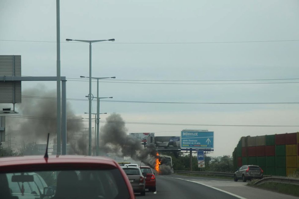 V Praze shořel autobus: Cestující museli do cíle dojet stopem.