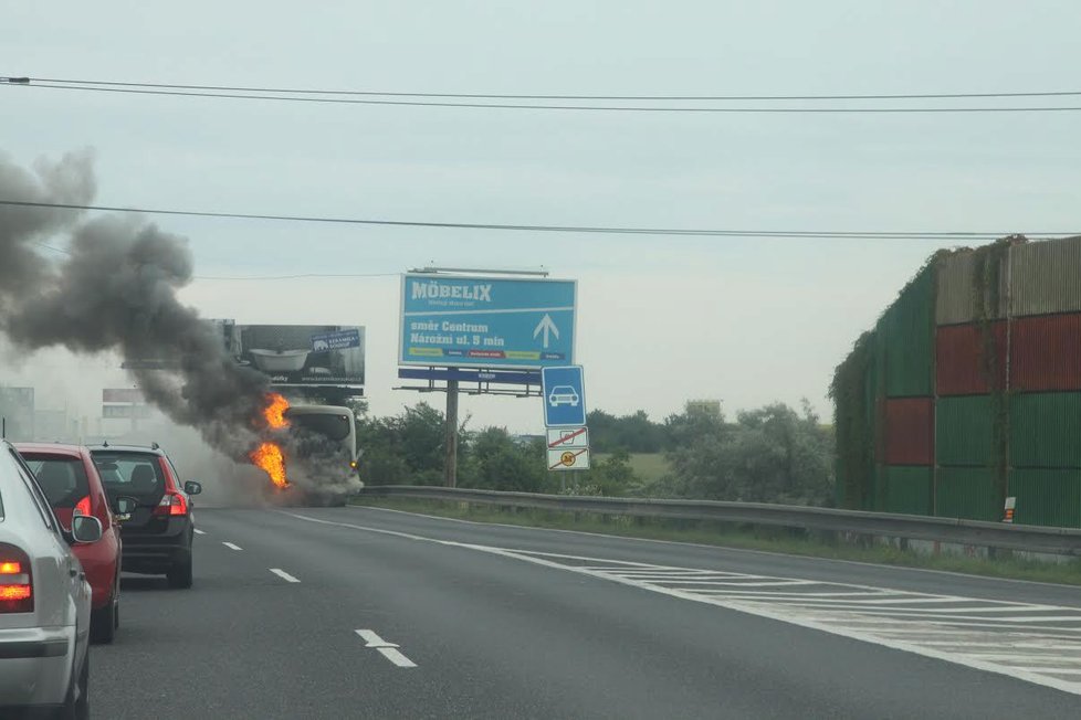 V Praze shořel autobus: Cestující museli do cíle dojet stopem.