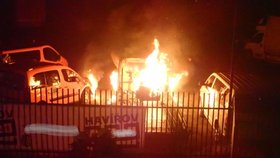 Mohutný požár zachvátil v autoservisu v Havířově tři auta, zbyly z nich ohořelé vraky.
