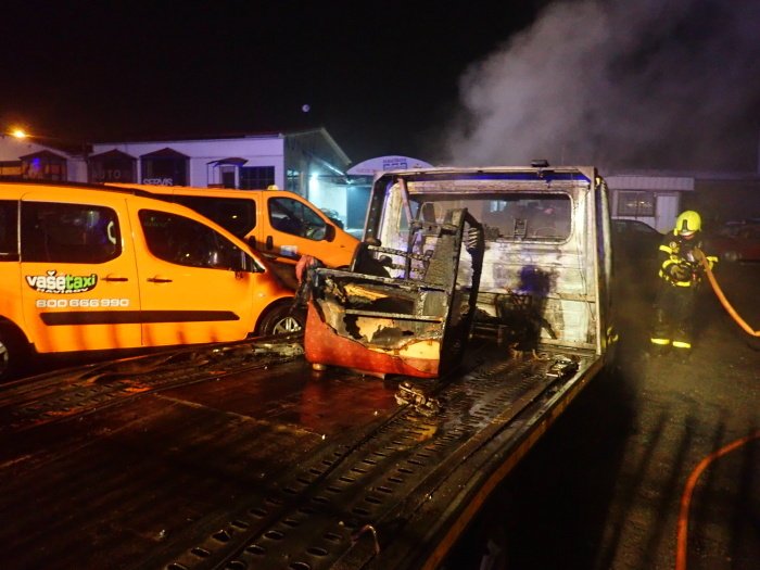 Mohutný požár zachvátil v autoservisu v Havířově tři auta, zbyly z nich ohořelé vraky.