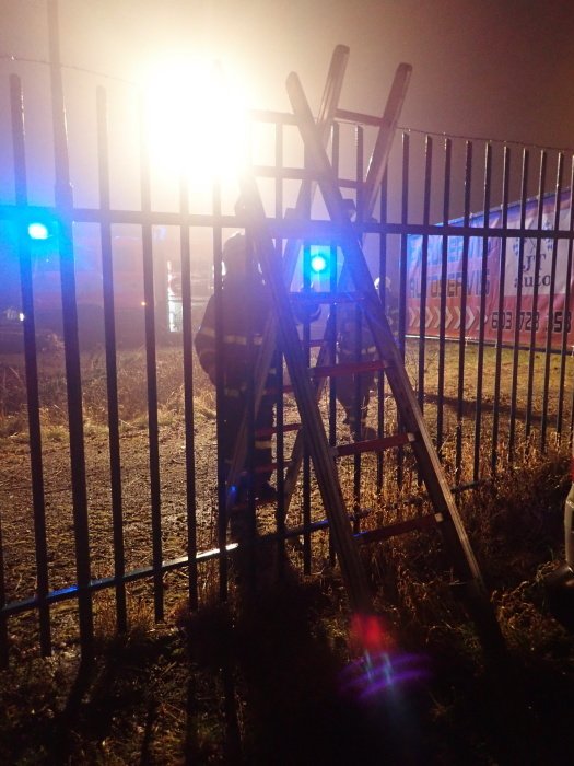 Mohutný požár zachvátil v autoservisu v Havířově tři auta, zbyly z nich ohořelé vraky.