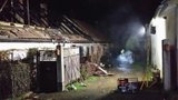 Blesk udeřil do domu, střecha lehla popelem! Rodina zůstala na ulici