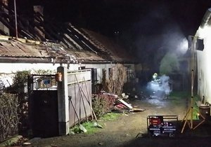 Do domu v Chocomyšli na Domažlicku udeřil blesk, střecha lehla popelem.