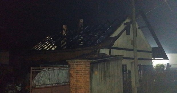 Do domu v Chocomyšli na Domažlicku udeřil blesk, střecha lehla popelem.