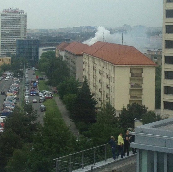 Na Praze 4 hoří v ulici Jihlavská byt. Na místě zasahují pražští hasiči.
