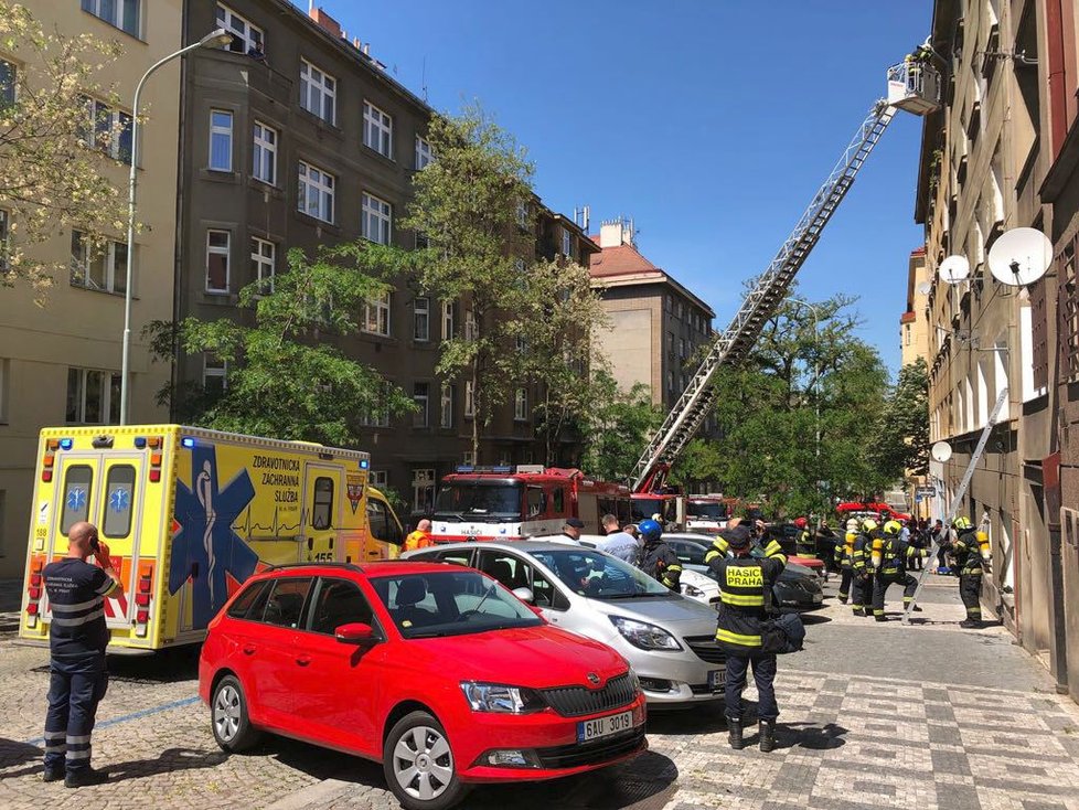 Na Žižkově v Hájkově ulici začal hořet byt, hasiči evakuovali šest lidí a psa.