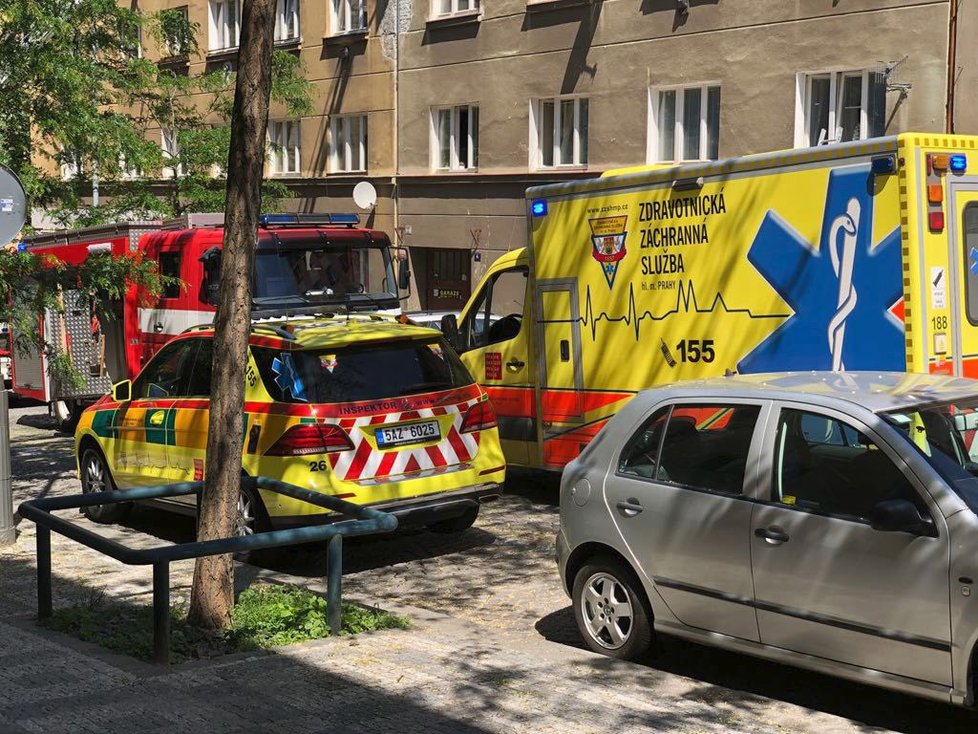 Na Žižkově v Hájkově ulici začal hořet byt, hasiči evakuovali šest lidí a psa.