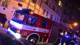 Rozpálená žehlička zapálila postel: Požár, škoda 150 tisíc a 25 evakuovaných