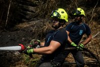 ONLINE: Požár v Českém Švýcarsku mají hasiči pod kontrolou! V pondělí jich zasahovalo přes 1000