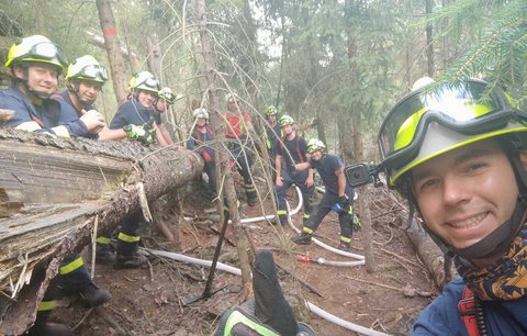 Požár v Českém Švýcarsku mají hasiči pod kontrolou: Oheň hoří na 498 hektarech