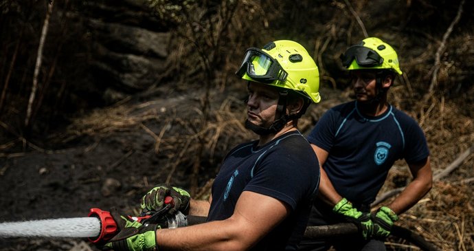 ONLINE: V Českém Švýcarsku zasahuje 900 hasičů! Ohniska se daří dostávat pod kontrolu