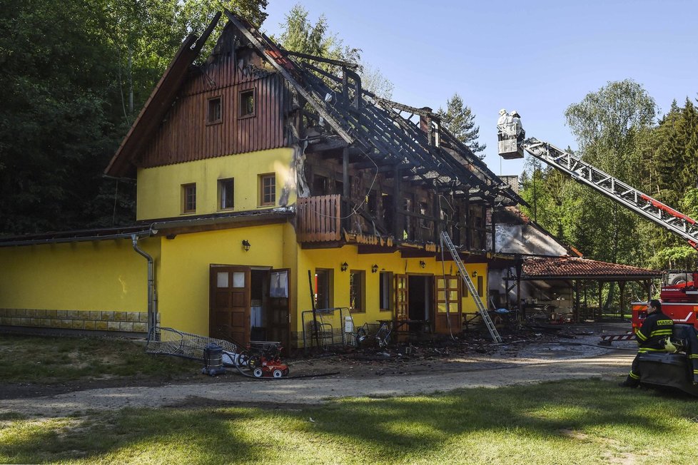 Při požáru chaty na Mladoboleslavsku zemřeli dva lidé.