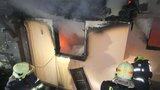 Smrtící požár chatky v Pňovanech: Po dohašení našli hasiči dvě ohořelá těla