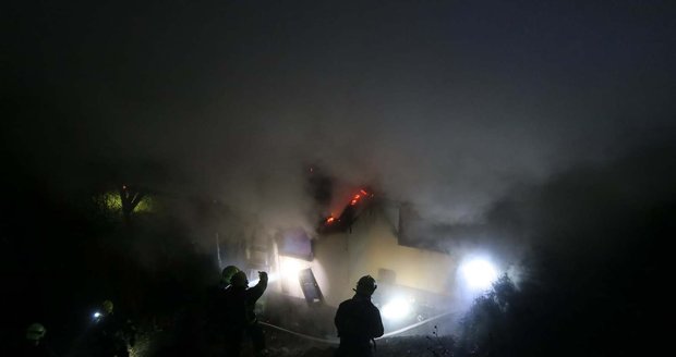 V Pňovanech na Plzeňsku hořela chatka, hasiči v ní objevili torza dvou lidských těl.