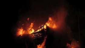 Noční požár chatky ve Zlíně si vyžádal jeden život.
