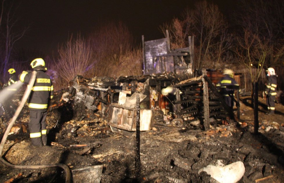 Noční požár chatky ve Zlíně si vyžádal jeden život.