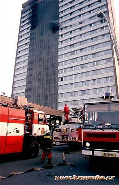 Ohnivé peklo v Praze nepřežilo před 22 lety 8 cizinců: Hotel Olympik podpálil ručník na ledničce