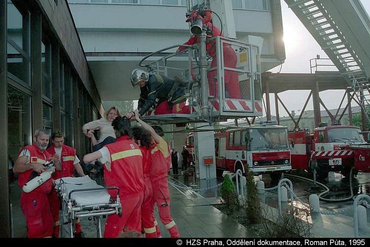 Přes veškerou snahu záchranářů přišlo o život osm osob z řad hotelových hostů.