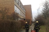 Požár v pražské škole: Hasiči evakuovali 270 dětí