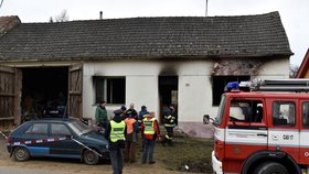 Tři děti zemřely nad ránem při požáru rodinného domku v Oleksovicích na Znojemsku. Čtyři dospělí jsou zranění.