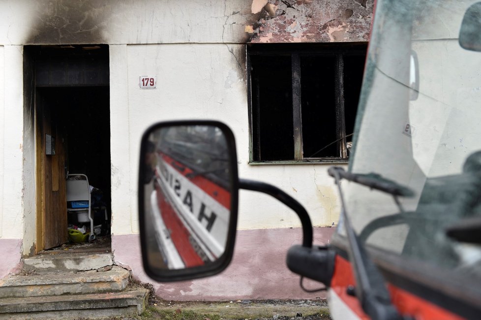 Tři děti zemřely nad ránem při požáru rodinného domku na Znojemsku. Čtyři dospělí jsou zranění.