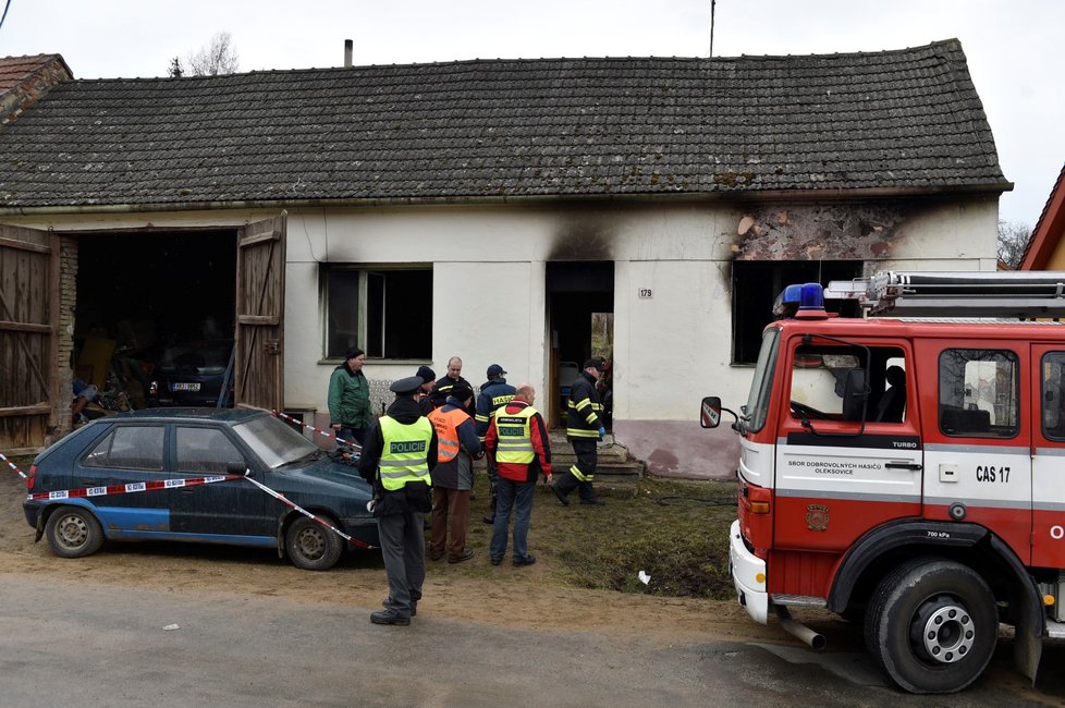 Tři děti zemřely při požáru rodinného domku na Znojemsku. Čtyři dospělí byli zranění.