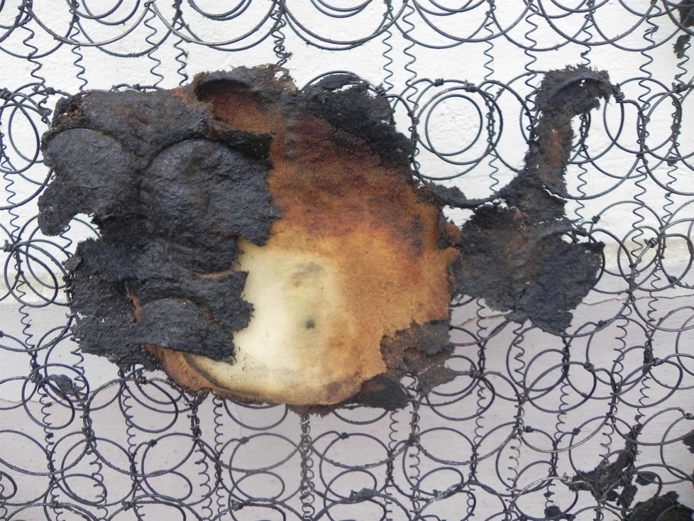 Detail seškvařené matrace z vyhořelého domu na Znojemsku..