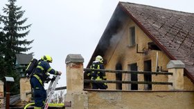Hasiči likvidovali požár domu, ve kterém uhořela žena (62).