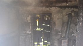 Hasiči likvidovali požár domu, ve kterém uhořela žena (62).