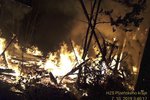 Popelem lehla bývalá drůbežárna v Tachově. Velký požár patrně založil v noci na pondělí nebezpečný pyroman.