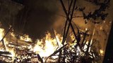 Žhář zaútočil na drůbežárnu v Tachově: Hasiči plameny zdolávali dvě hodiny