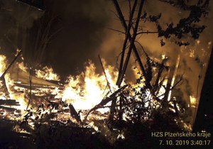 Popelem lehla bývalá drůbežárna v Tachově. Velký požár patrně založil v noci na pondělí nebezpečný pyroman.