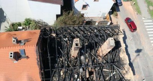Žhář podpálil dům v Plzni na Roudné.