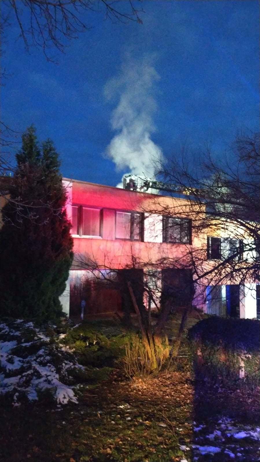 Oheň zničil celou střechu a velkou část domu.