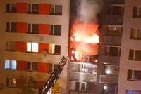 Poplach bouchali sousedé do topení: Z hořícího paneláku vyvedli 70 lidí, tři se zranili