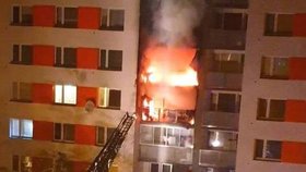 Na plzeňském sídlišti Vinice v noci na úterý hořelo v bytě, oheň následně přeskočil i na tři sousední jednotky. Evakuováno bylo 70 lidí, pět se zranilo.