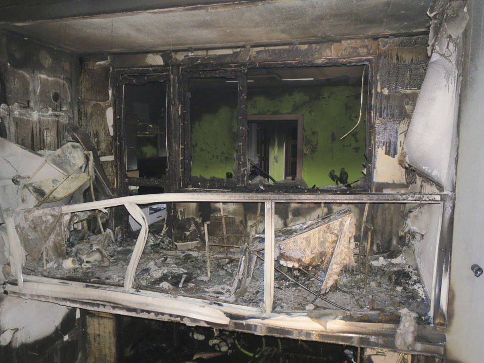 Na plzeňském sídlišti Vinice v noci na úterý hořelo v bytě, oheň následně přeskočil i na tři sousední jednotky. Evakuováno bylo 70 lidí, pět se zranilo.