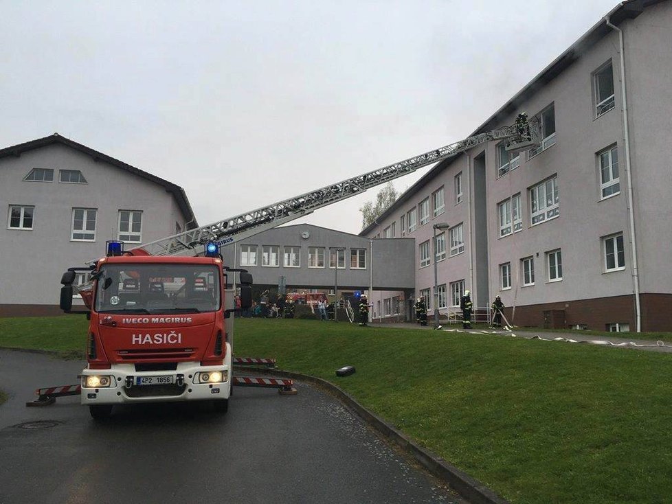 Cvičení hasičů ve škole v Radnicích, měla tady hořet učebna přírodopisu.